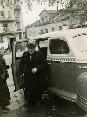Павлов Иван Николаевич. Лот из 12 линогравюр 1919 г. и фотографии художника в папке:
